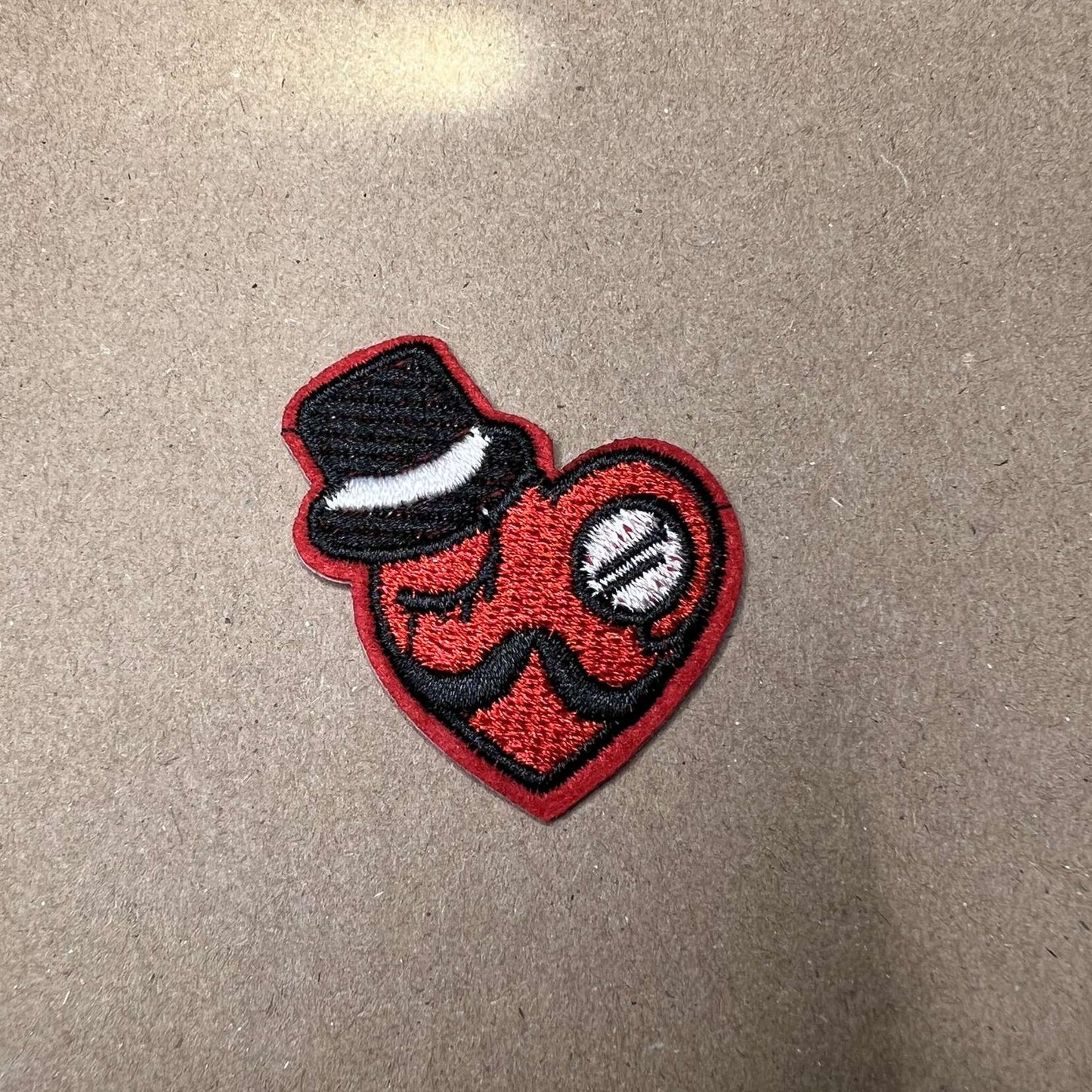 Brodert strykemerke av Hjerte Med Hatt