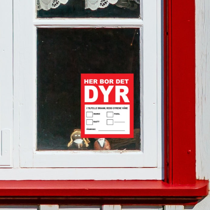 Klistremerke med "Her Bor Det Dyr", som en ekstra sikkerhet for dyrene dine i tilfelle uhellet er ute