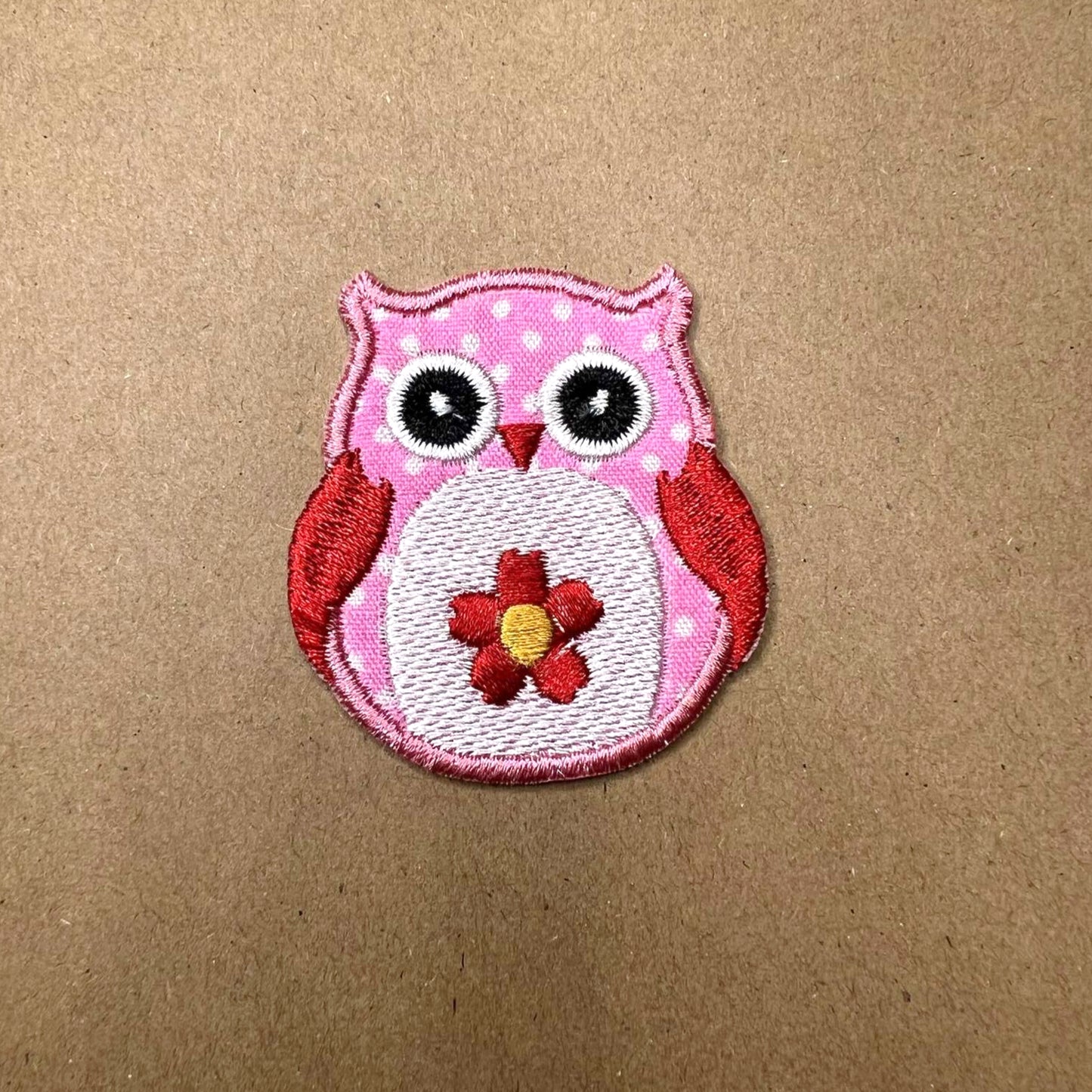 Brodert strykemerke av en søt rosa ugle