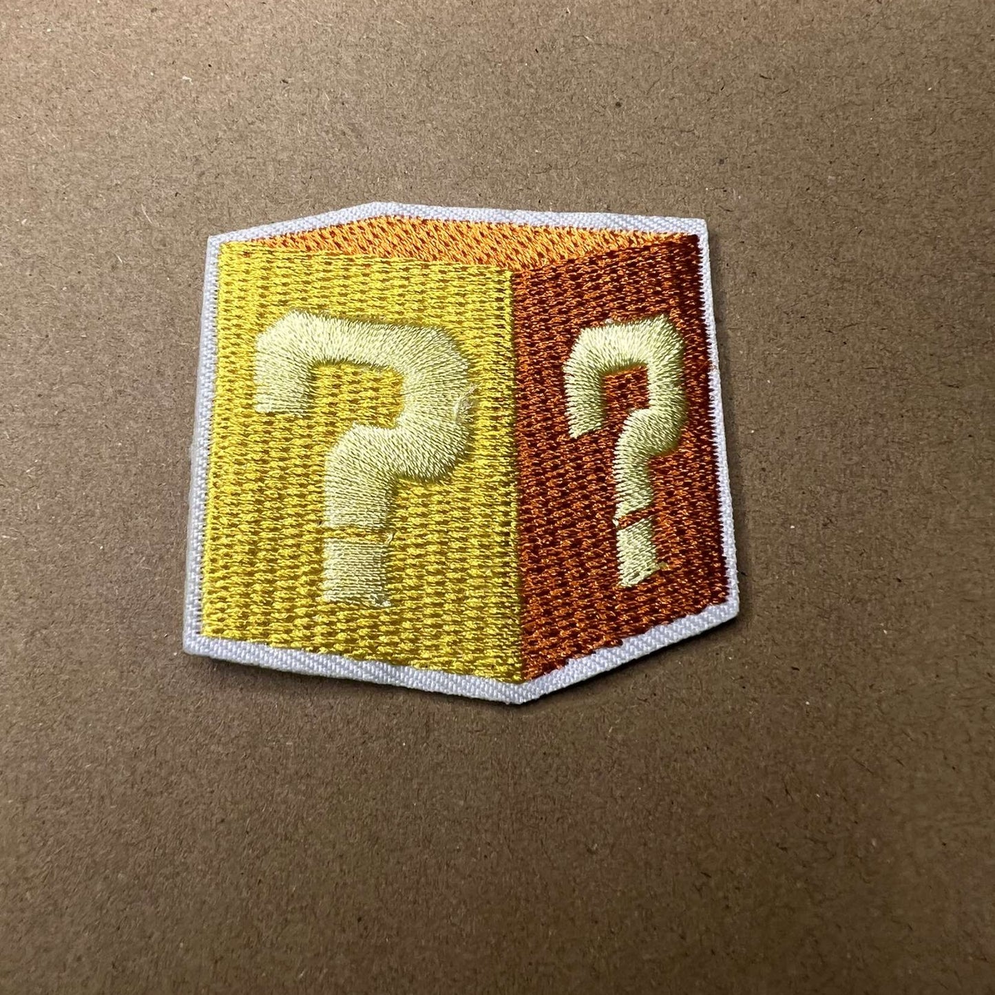 Brodert strykemerke av forundringsboks