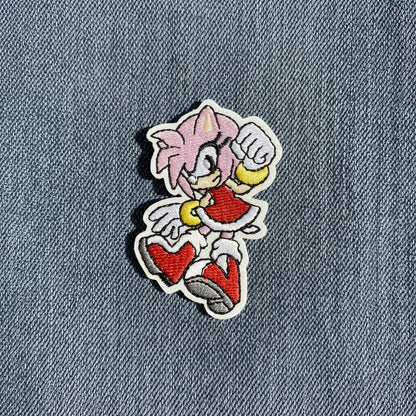 Brodert strykemerke av karakteren Amy Rose fra Sonic the Hedgehog