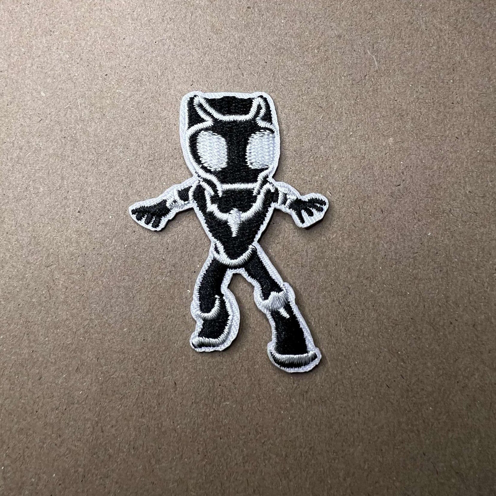 Brodert strykemerke av karakteren Black Panther fra serien Spidey and His Amazing Friends