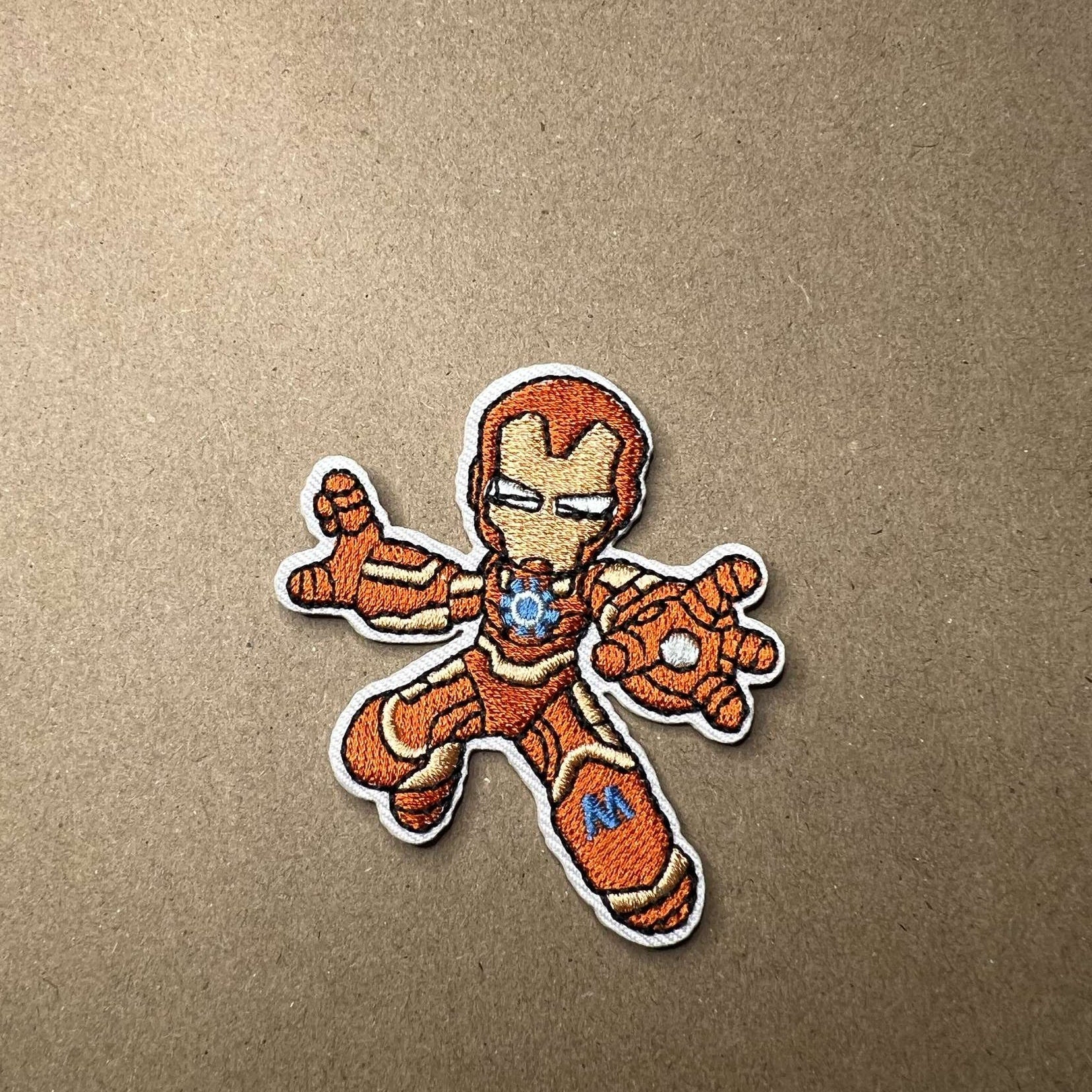 Brodert strykemerke av superhelten Iron Man