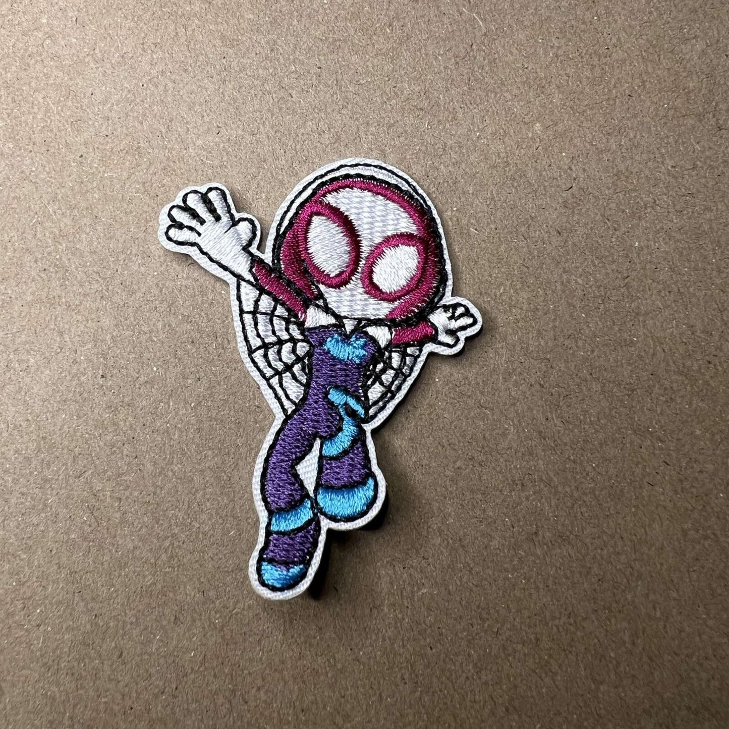 Brodert strykemerke av superhelten Spider-Gwen