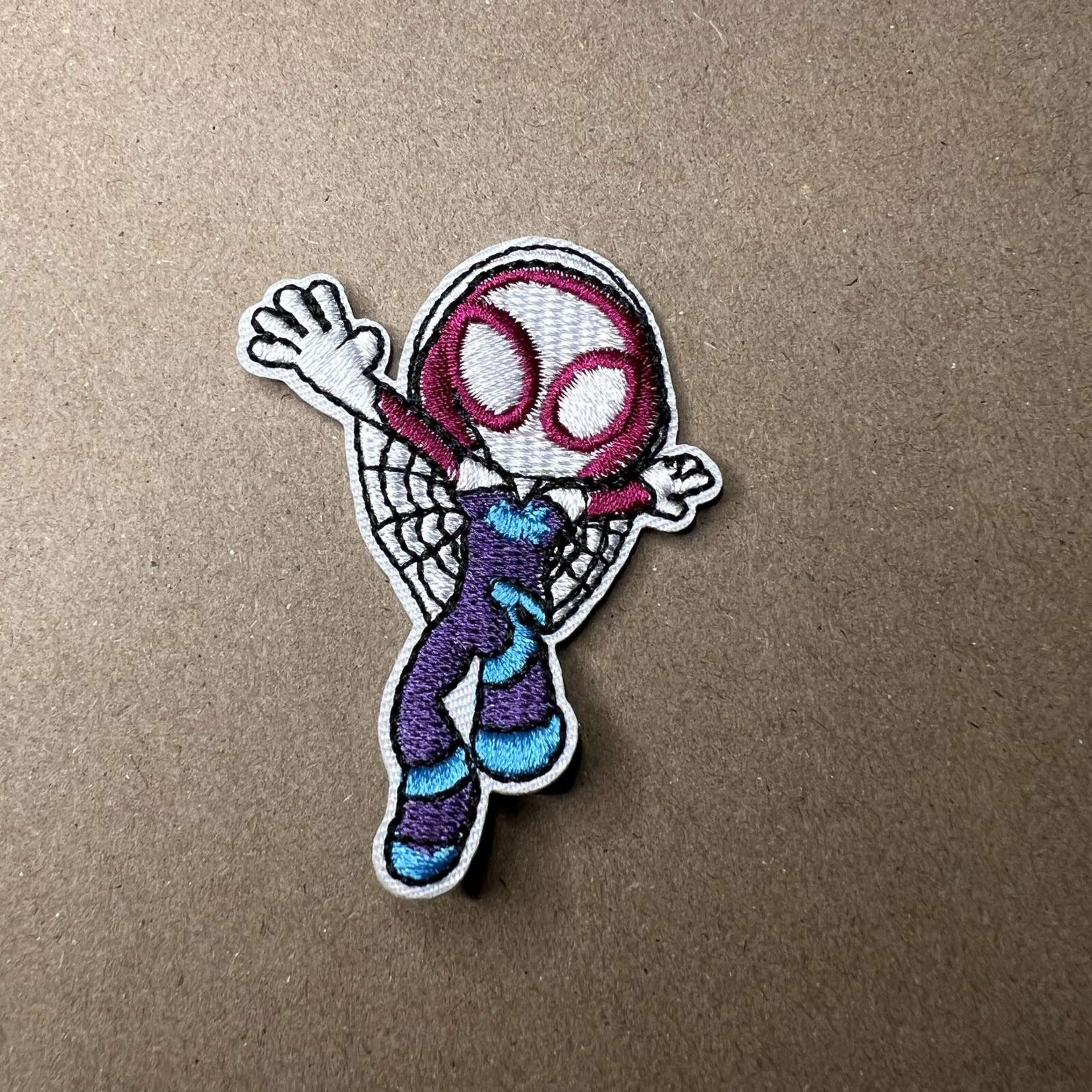 Brodert strykemerke av superhelten Spider-Gwen