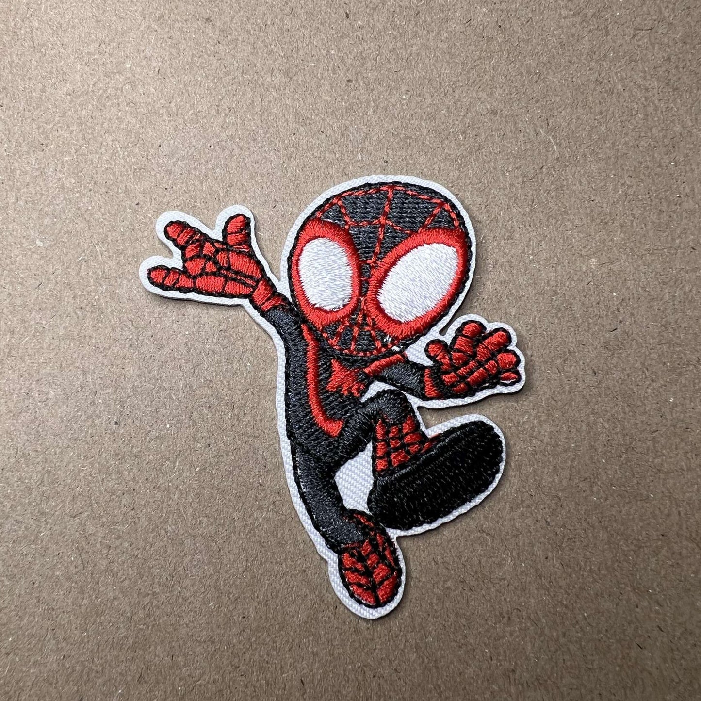 Brodert strykemerke av superhelten Spiderman
