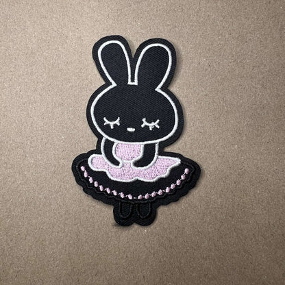 Brodert strykemerke av sort ballerina kanin