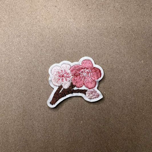 Brodert strykemerke hvit og rosa