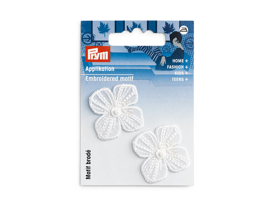Brodert strykemerke av liten hvit blomst