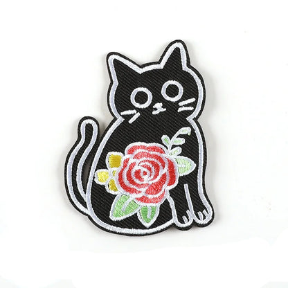Brodert strykemerke av sort katt med blomst 