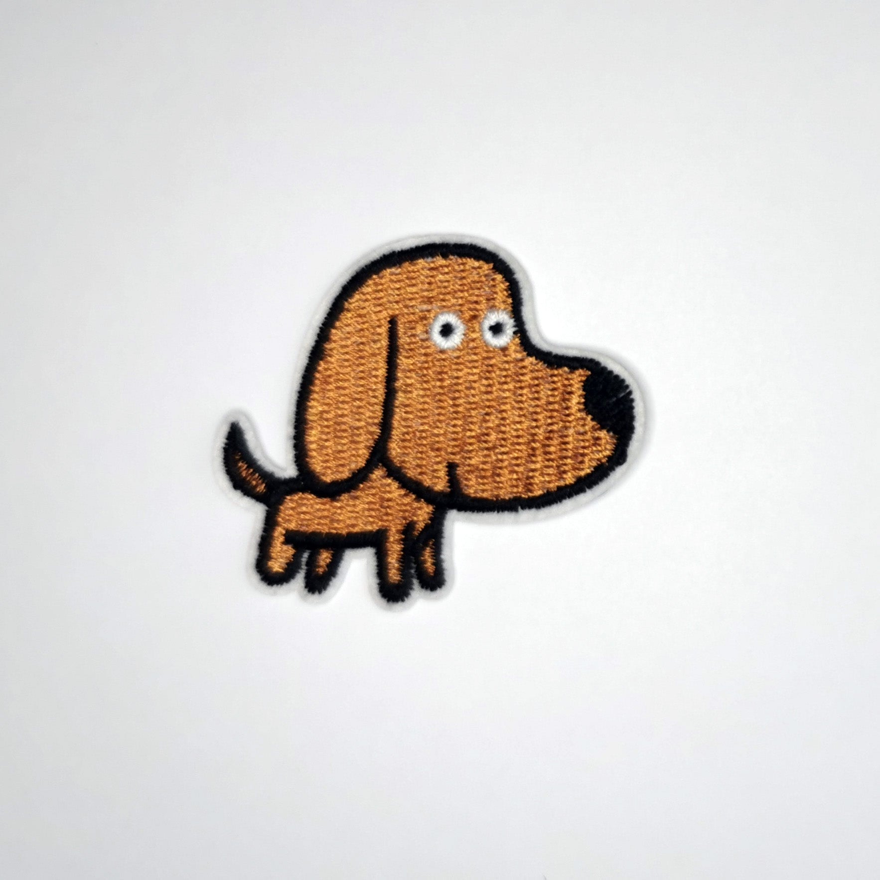 Brodert strykemerke med brun hund