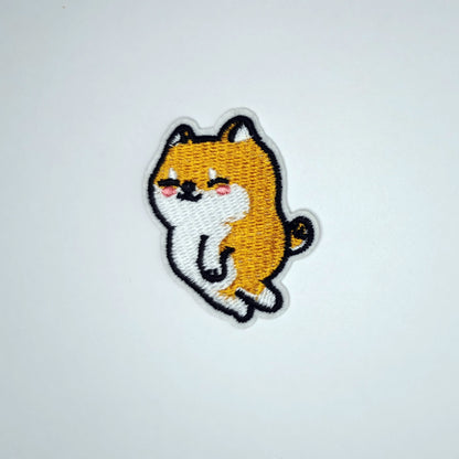 Brodert strykemerke med brun og hvit katt