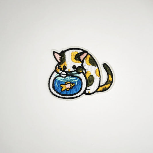 Brodert strykemerke av en katt som fisker etter gullfisk