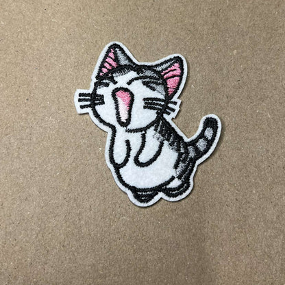 Brodert strykemerke av katt som gjesper