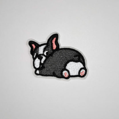 Brodert strykemerke med grå hund som ligger