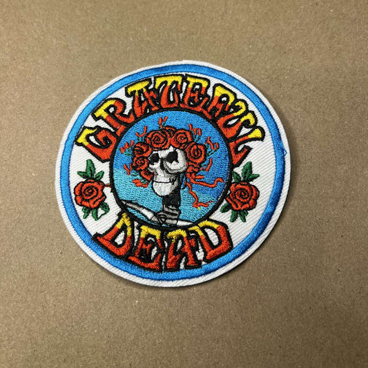 Brodert strykemerke av hodeskalle og skriften "Grateful Dead"