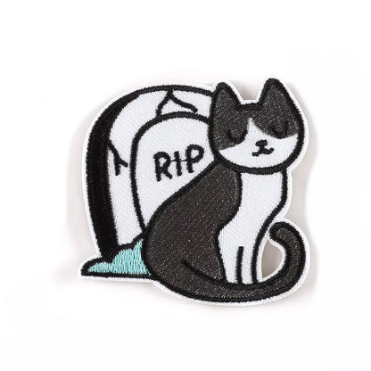 Brodert strykemerke av katt foran gravstøtte