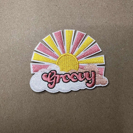 Brodert strykemerke av sol med teksten Groovy