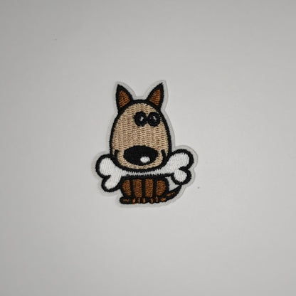 Brodert strykemerke med motiv av en hund med bein i munnen