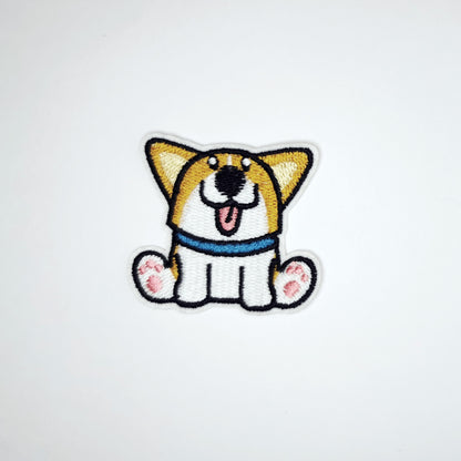 Brodert strykemerke av sittende hund med blått halsbånd