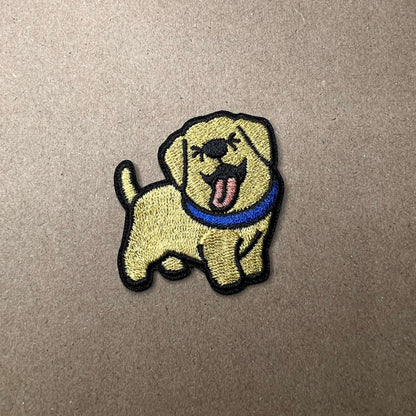 Brodert strykemerke av hund som geiper og har på blått skjerf