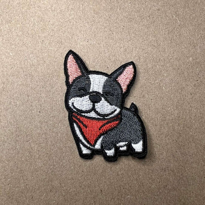 Brodert strykemerke av smilende hund med rødt skjerf