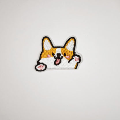 Brodert strykemerke med motiv av en hund som vinker og geiper