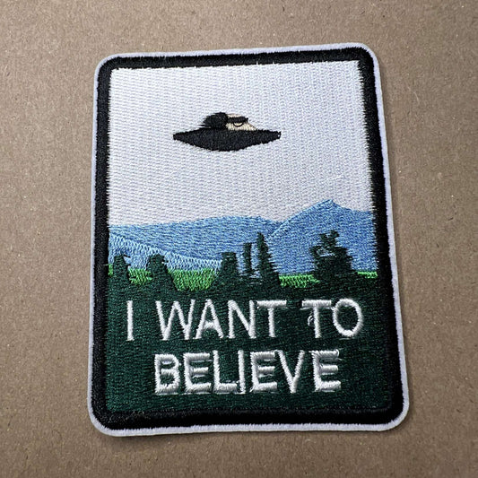 Brodert strykelapp av alien bortføring med teksten: I want to believe