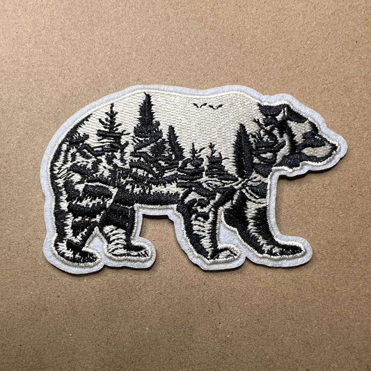 Brodert strykemerke av isbjørn med skogsmotiv svart/beige farger