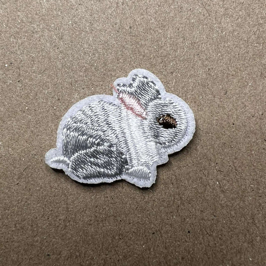 Brodert strykemerke av en liten søt kanin