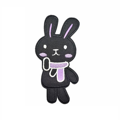 Brodert strykemerke av stor sort kanin med skjerf