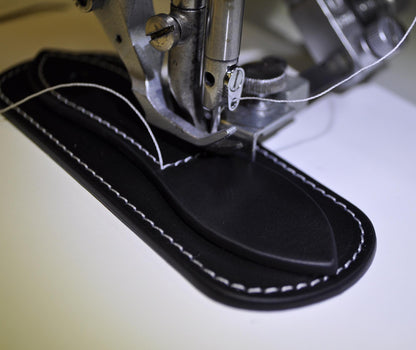 skinntape er en dobbelsidig, transparent tape beregnet for skinnprodukter. Brukes til å monterer sammen to lag med stoff før sying.