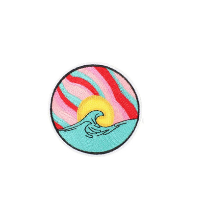 Brodert strykelapp med bølger i solnedgang