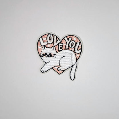Brodert strykemerke med hvit katt og teksten Love You