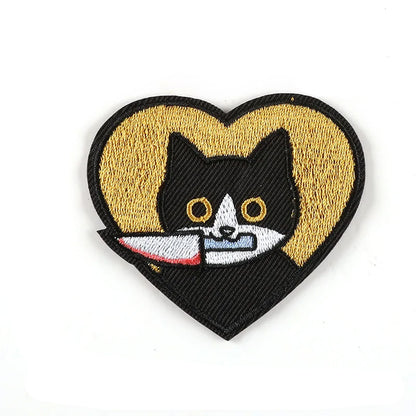 Brodert strykemerke av katt med kniv i munnen