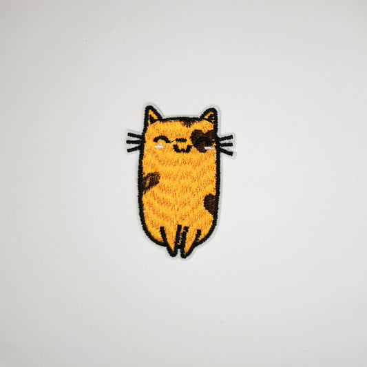 Brodert strykemerke av orange katt som smiler