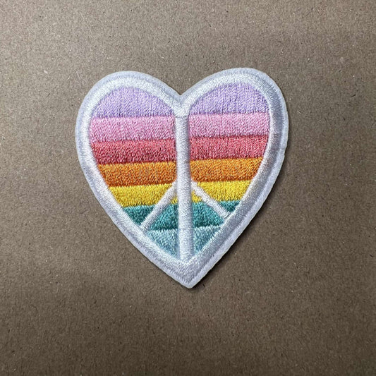 Brodert strykemerke av Peace Hjerte i regnbuens farger