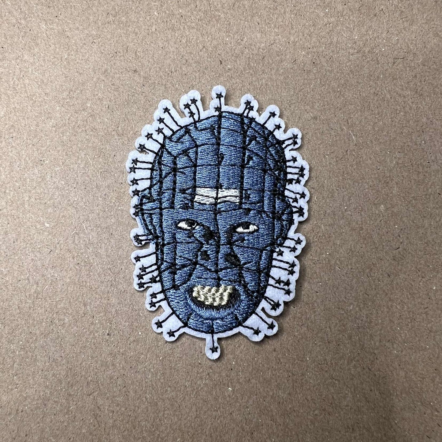 Brodert strykemerke av Pinhead fra filmserien Hellraiser