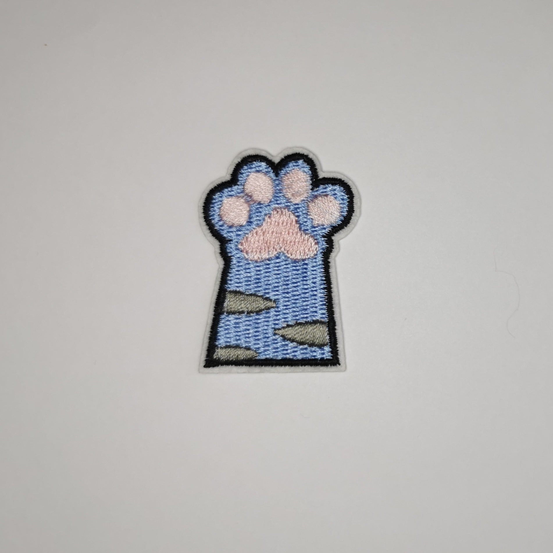 Brodert strykemerke av kattepote, blå med grå striper