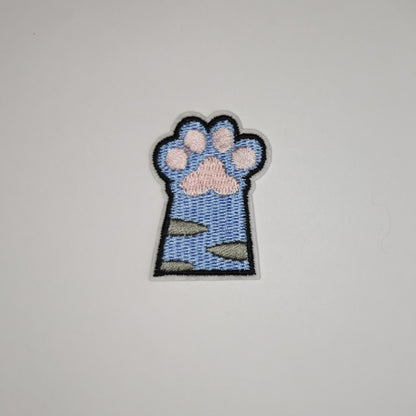 Brodert strykemerke av kattepote, blå med grå striper