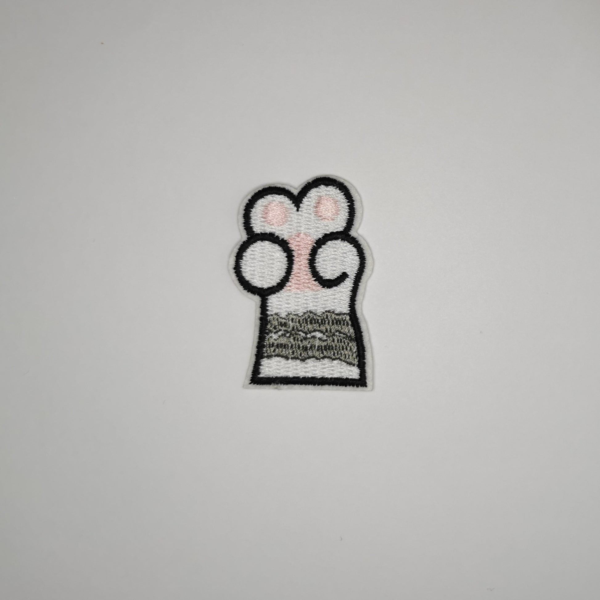 Brodert strykemerke av kattepote, hvit med grå stripe