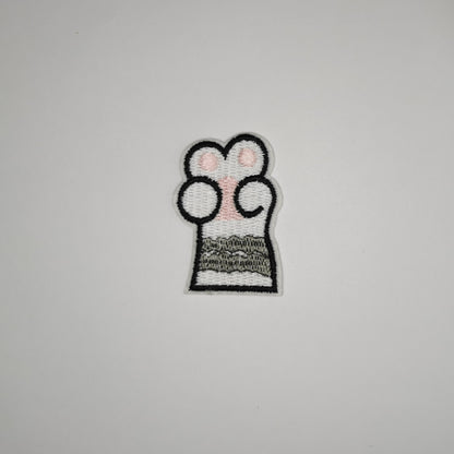 Brodert strykemerke av kattepote, hvit med grå stripe