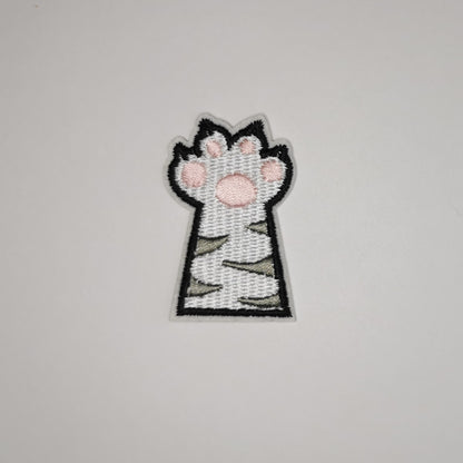 Brodert strykemerke av kattepote, hvit med grå striper