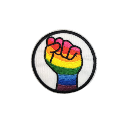 Brodert strykemerke av Pride knyttneve