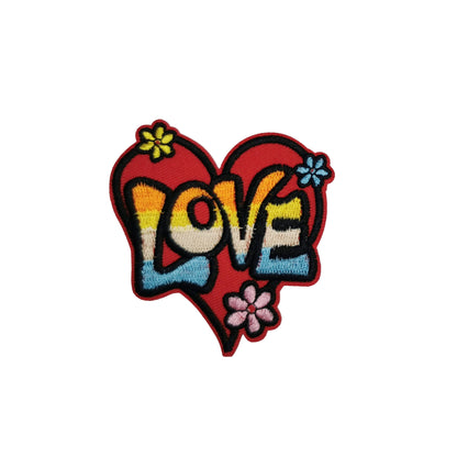 Brodert strykemerke av rødt hjerte med teksten LOVE i Pridefarger