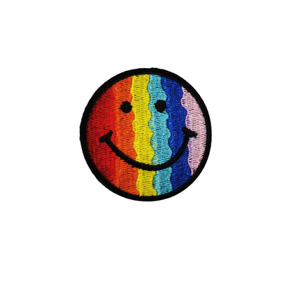 Brodert strykemerke av smileyfjes i pridefarger