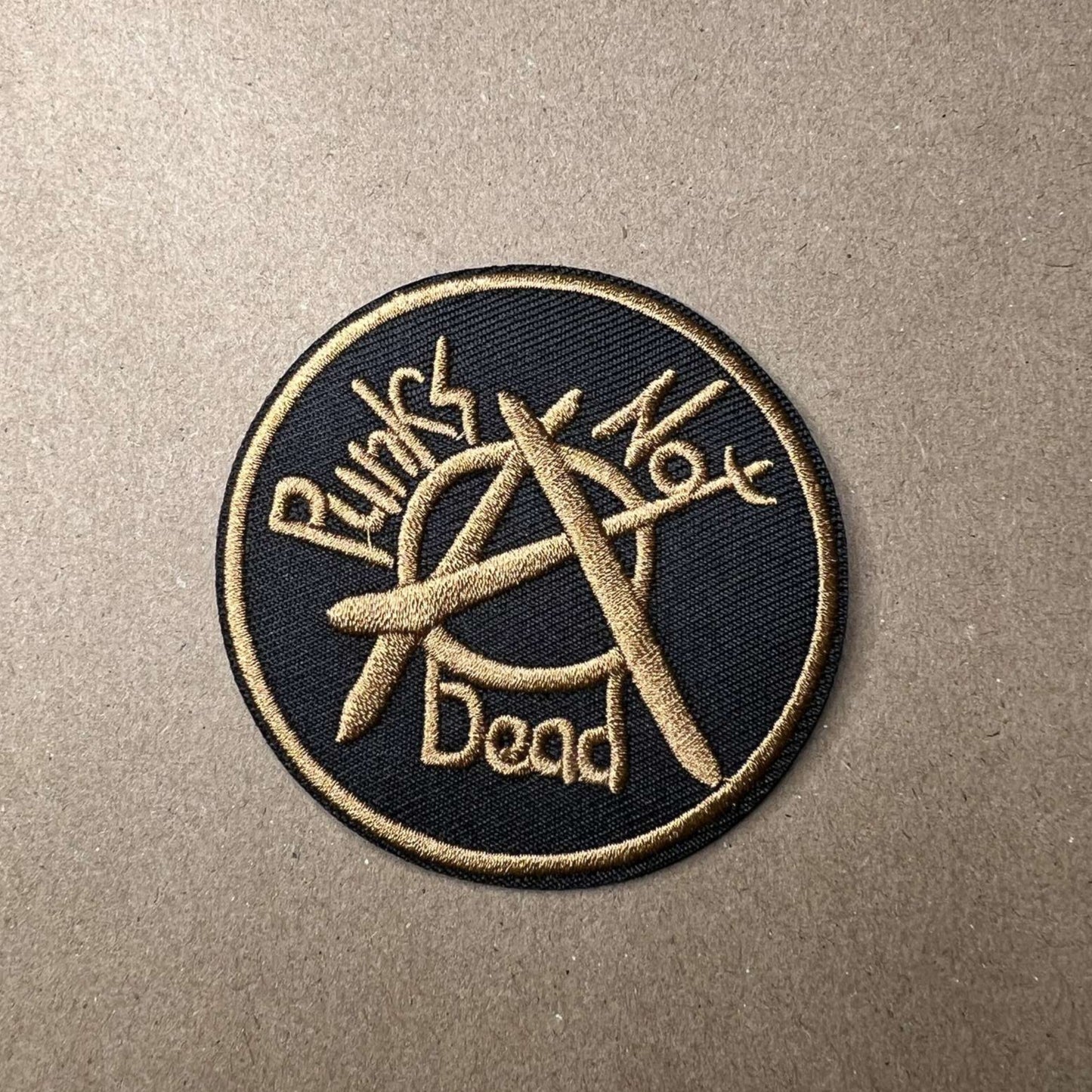 Brodert strykemerke med skriften Punks Not Dead