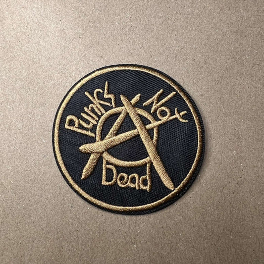 Brodert strykemerke med skriften Punks Not Dead
