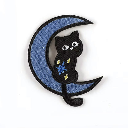 Brodert strykemerke av sort katt som sitter på månen