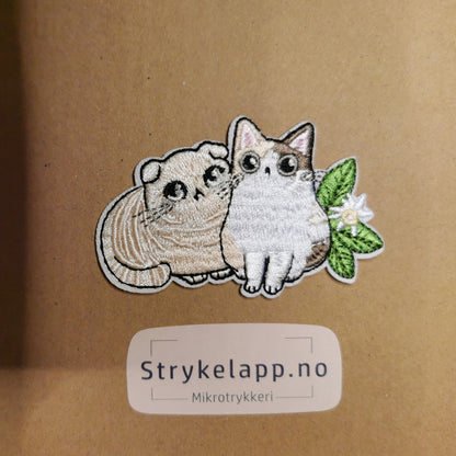 Brodert strykemerke av søt katt og hund